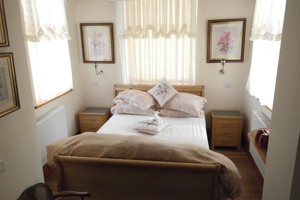 Hotel Little Red Rooster Rest Tenby Habitación foto